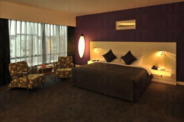 酒店房內均設備齊全,包括豪華沐浴用品、電子保險箱、迷你酒吧、咖啡/茶套裝以及頂設噴淋花灑的時尚浴室。 蘇州最新型格酒店 半價住宿優惠